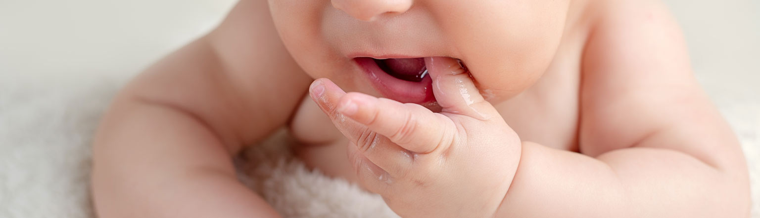 Wenn Babys zahnen: Erste Symptome und Hilfsmittel